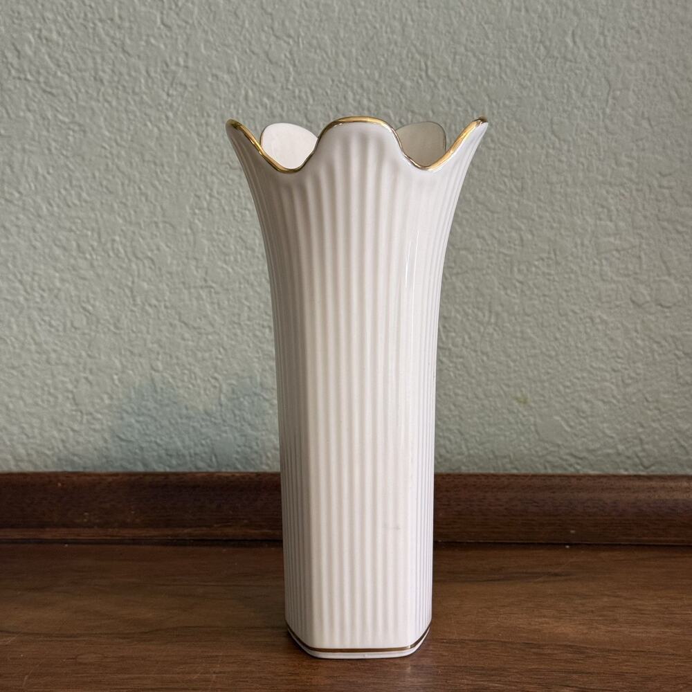 Lenox Meridian Vase 7 1/2" Ribbed Pentagon Base & 24K Gold Trim Fluted Rim